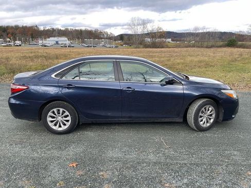 Used 2015 Toyota Camry LE image 4