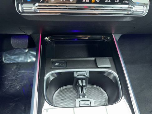 Used 2022 Mercedes-Benz GLB 250 4MATIC w/ Premium Package Lite image 39