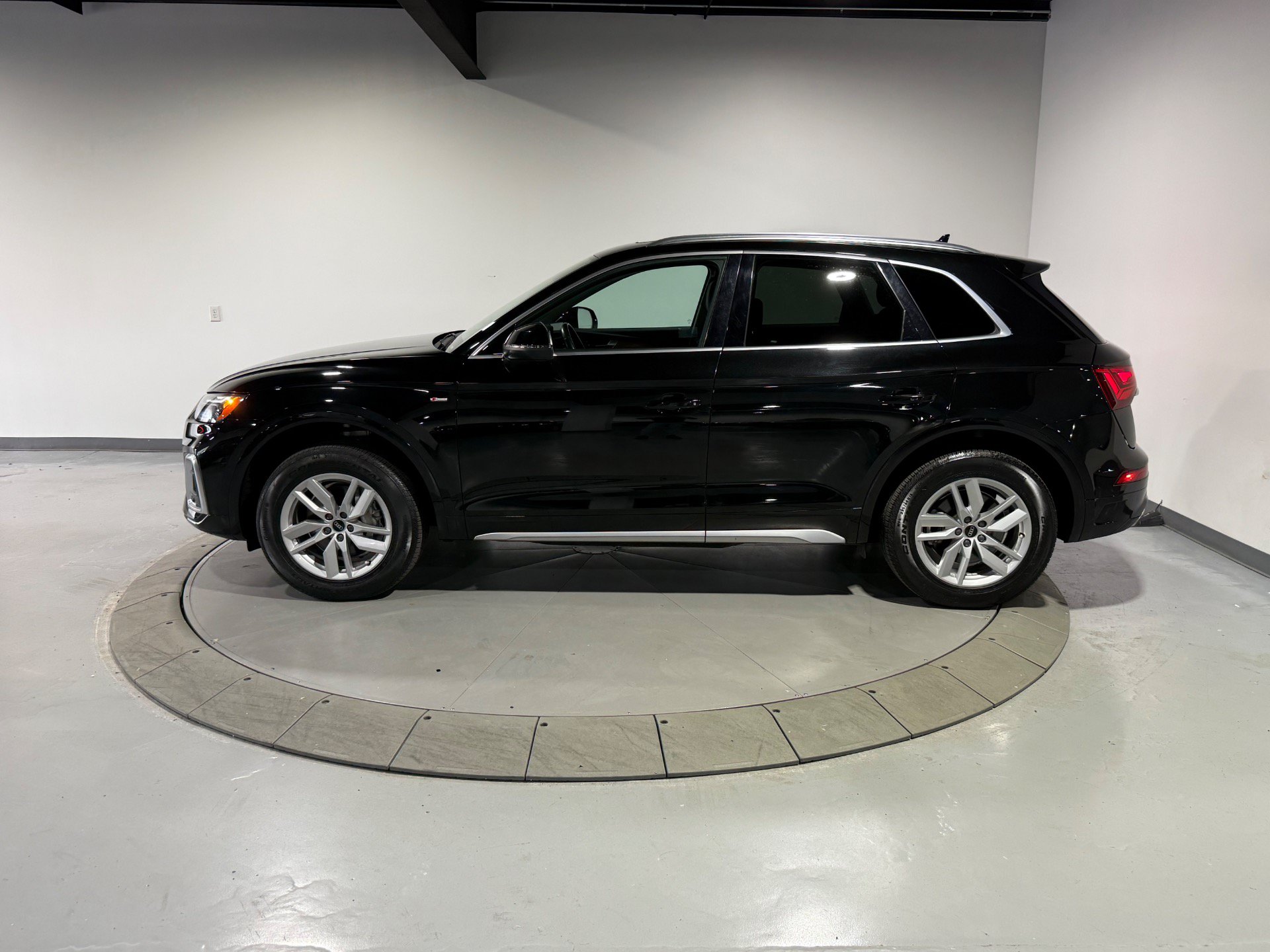 Used 2023 Audi Q5 2.0T Premium w/ Convenience Package AWD/4WD image 13
