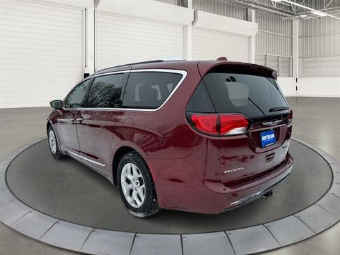 Used 2018 Chrysler Pacifica Touring-L Plus image 2