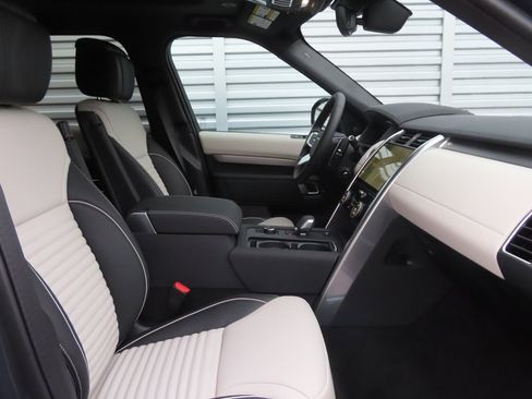 New 2024 Land Rover Discovery Dynamic SE image 3