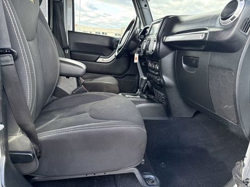Used 2014 Jeep Wrangler Unlimited Sahara w/ Connectivity Group AWD/4WD image 12