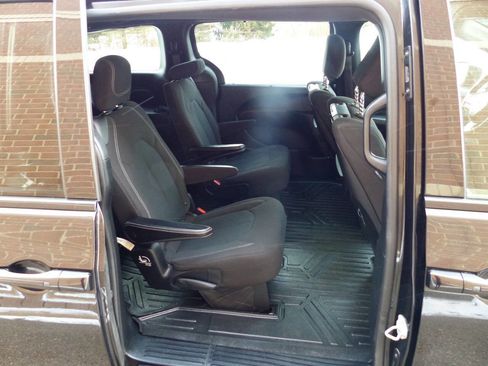 Used 2021 Chrysler Pacifica Touring w/ Uconnect Theater Family Group image 36