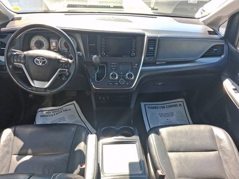 Used 2019 Toyota Sienna SE FWD image 12