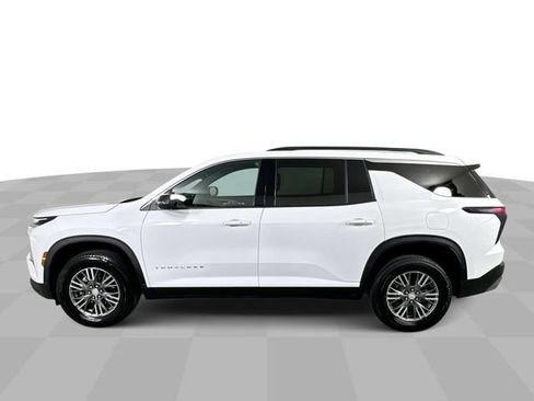 Used 2025 Chevrolet Traverse LT FWD image 5