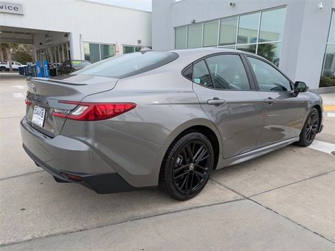 Used 2025 Toyota Camry SE image 4