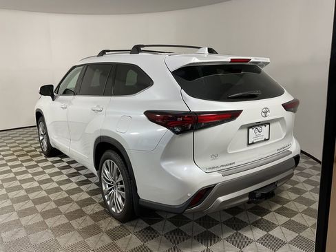 New 2026 Toyota Highlander Platinum image 6