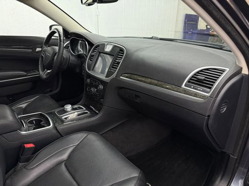 Used 2017 Chrysler 300 C RWD image 7