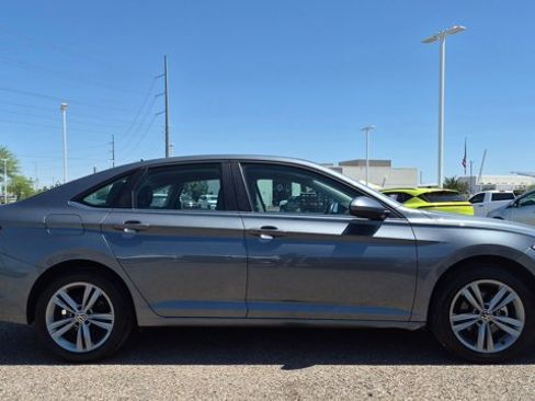 Used 2024 Volkswagen Jetta SE FWD image 4