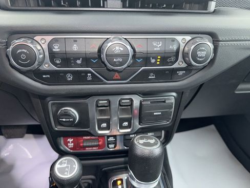 Used 2024 Jeep Wrangler Rubicon w/ Technology Group AWD/4WD image 21