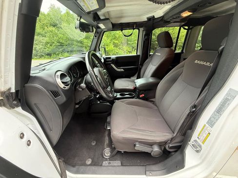 Used 2017 Jeep Wrangler Unlimited Sahara w/ Connectivity Group AWD/4WD image 14