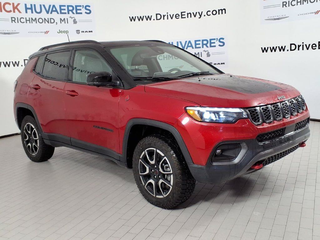 Used 2025 Jeep Compass Trailhawk w/ Trailhawk Elite Group AWD/4WD image 3