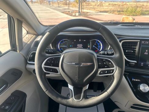 Used 2023 Chrysler Pacifica Touring-L image 15