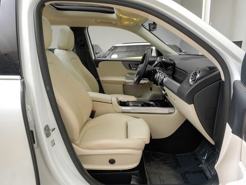 Used 2023 Mercedes-Benz GLB 250 4MATIC w/ Premium Package image 34