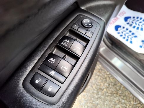 Used 2018 Jeep Grand Cherokee Altitude image 16