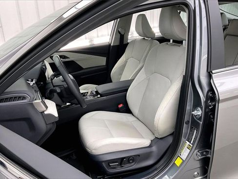 Used 2025 Toyota Camry XLE image 8