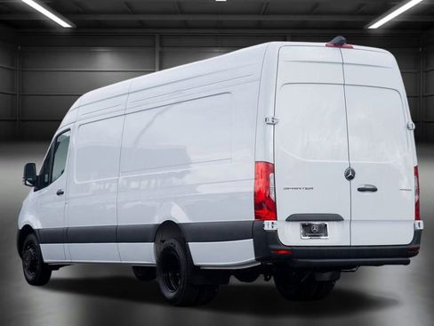 Used 2025 Mercedes-Benz Sprinter 4500 image 10