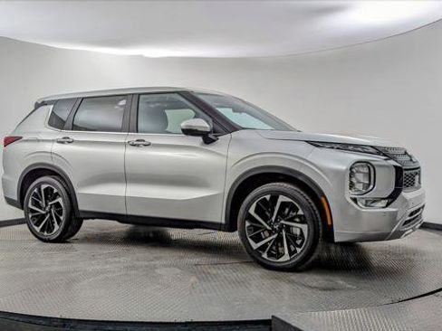 Used 2024 Mitsubishi Outlander SE image 11