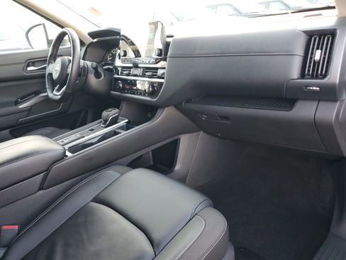 Used 2025 Nissan Pathfinder SL image 21