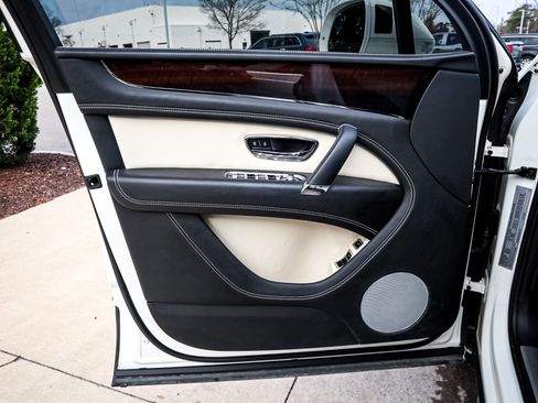 Used 2019 Bentley Bentayga image 14