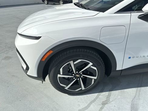 Used 2026 Chevrolet Equinox EV LT image 18