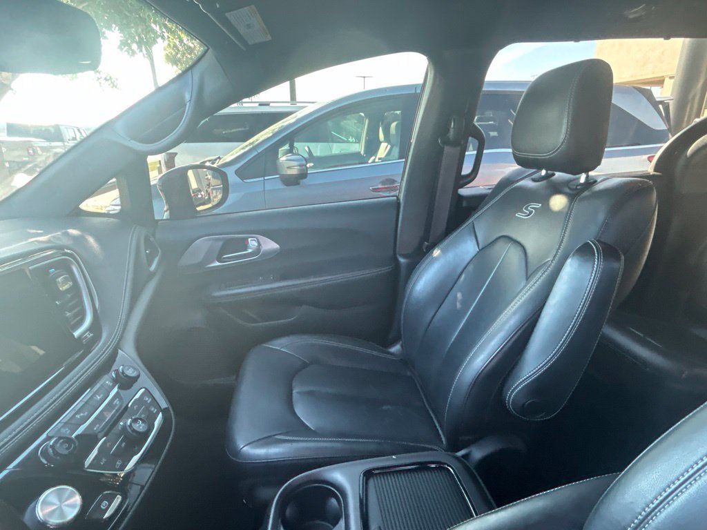 Used 2021 Chrysler Pacifica Touring-L w/ S Appearance Package FWD image 9