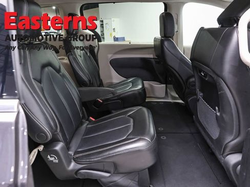 Used 2023 Chrysler Pacifica Touring-L FWD image 24