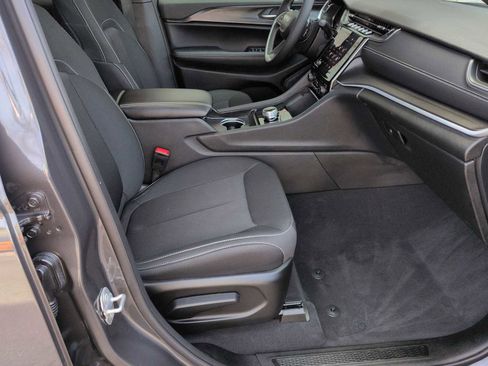 Used 2025 Jeep Grand Cherokee Laredo X AWD/4WD image 24