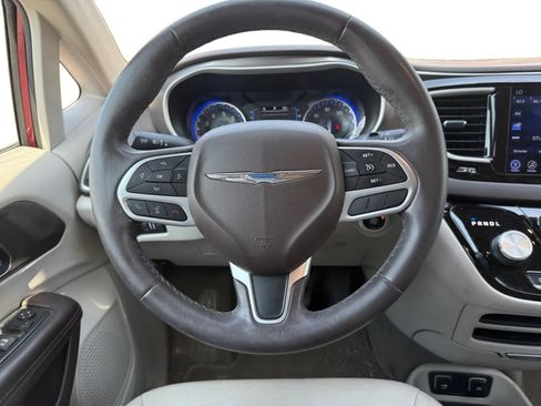 Used 2017 Chrysler Pacifica Touring-L w/ Tire & Wheel Group image 12