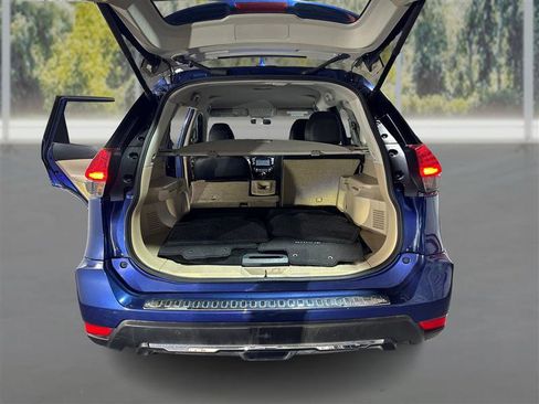 Used 2017 Nissan Rogue SV w/ SV Premium Package image 11