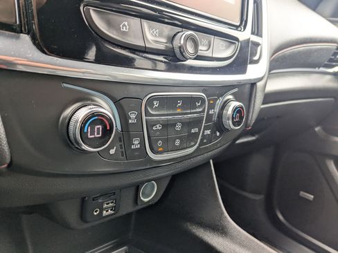 Used 2023 Chevrolet Traverse RS FWD image 19