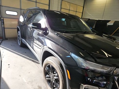 Used 2023 Chevrolet Traverse LT image 3