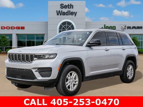 Used 2025 Jeep Grand Cherokee Laredo w/ Luxury Tech Group I AWD/4WD image 3