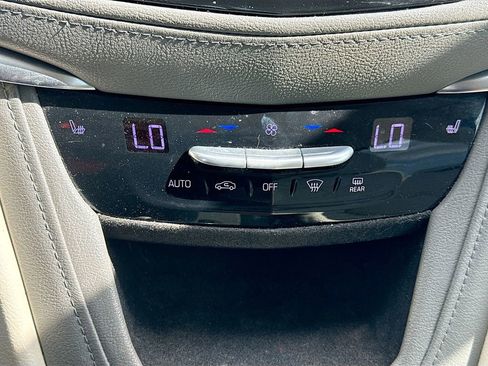 Used 2018 Cadillac XT5 Luxury w/ Driver Awareness Package AWD/4WD image 17