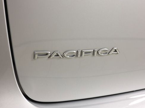 Used 2024 Chrysler Pacifica Touring-L image 15