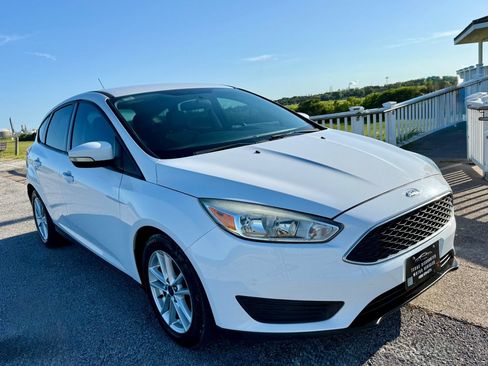 Used 2017 Ford Focus SE FWD image 3
