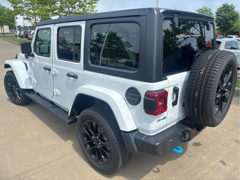 Used 2023 Jeep Wrangler Unlimited Sahara w/ Cold Weather Group AWD/4WD image 8