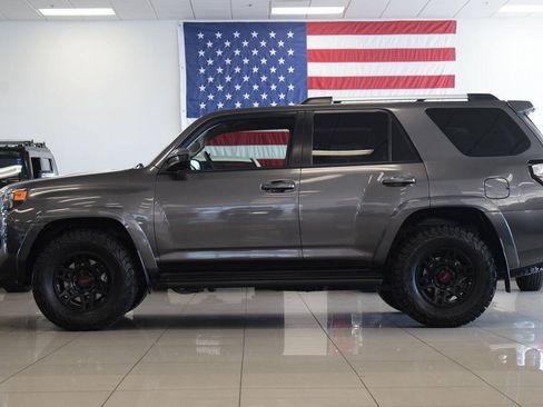 Used 2019 Toyota 4Runner SR5 AWD/4WD image 4