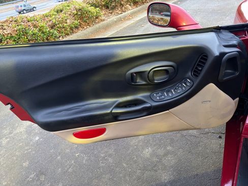 Used 2004 Chevrolet Corvette Coupe w/ Roof Package image 15