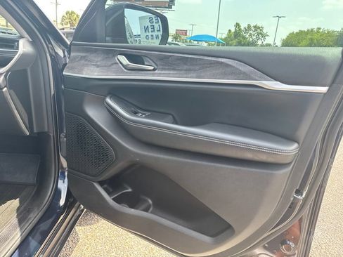 Used 2023 Jeep Grand Cherokee Limited w/ Luxury Tech Group II RWD image 24