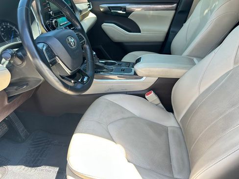 Used 2021 Toyota Highlander Limited FWD image 11