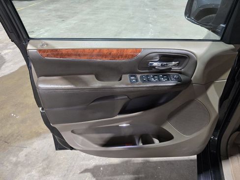 Used 2013 Chrysler Town & Country Touring image 25