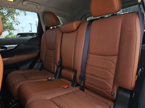 Used 2018 Nissan Rogue SL w/ Premium Package FWD image 12