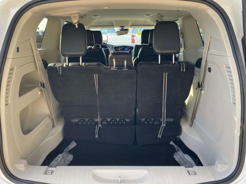 Used 2023 Chrysler Pacifica Touring-L image 29