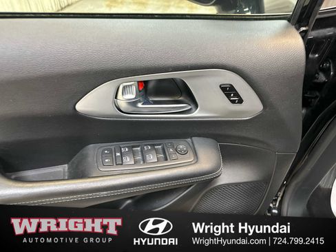 Used 2025 Chrysler Pacifica Limited FWD image 10