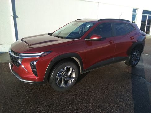 Used 2024 Chevrolet Trax LT w/ Driver Confidence Package image 2