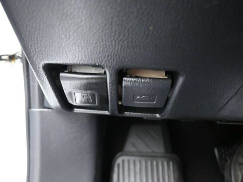 Used 2019 Toyota RAV4 LE FWD image 25