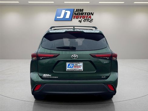 Used 2025 Toyota Highlander XLE image 6