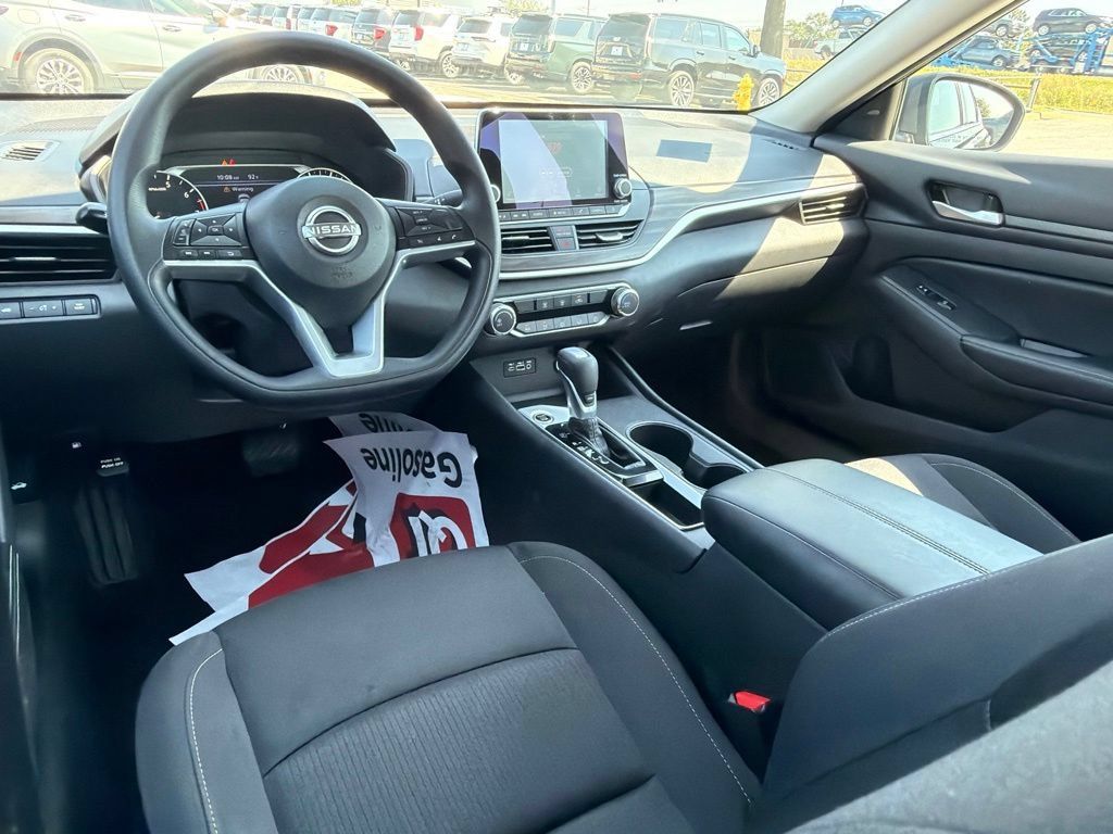 Used 2025 Nissan Altima 2.5 SV FWD image 14