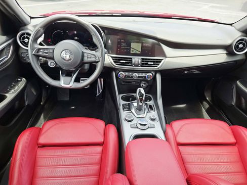 Used 2024 Alfa Romeo Giulia Veloce AWD/4WD image 11
